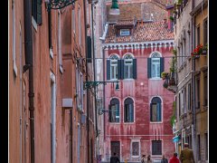 girl sketching : venice